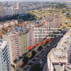 1-minute Walk To The Metro And 2 To The Supermarket Appartamento Lisbona